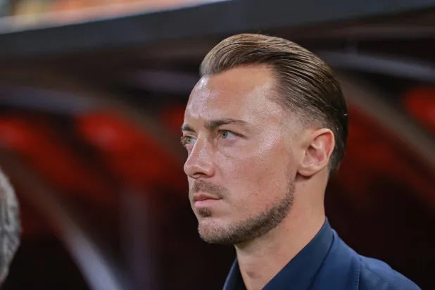 الألماني ماتياس يايسله المدير الفني لفريق الأهلي (تصوير: محمد المانع)