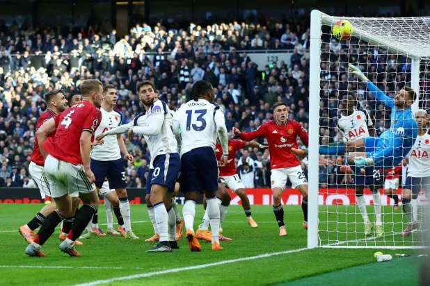 رأسيىة ماتيس دي ليخت  في  الوقت المحتسب بدل الضائع تنتزع التعادل لمانشستر يونايتد (رويترز)