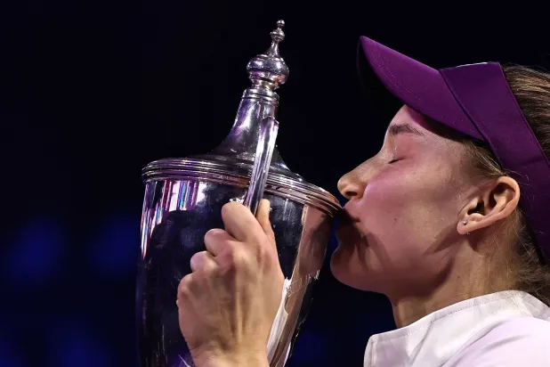 الكازاخستانية إلينا ريباكينا تعانق كأس البطولة (أ.ف.ب)