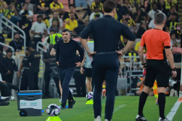 البرتغالي سيرجيو كونسيساو المدير الفني لفريق الاتحاد (تصوير: محمد المانع)