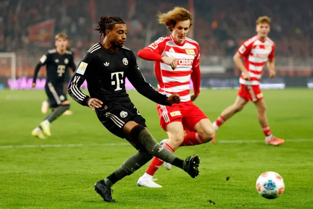 الفرنسي مايكل أوليس لاعب وسط بايرن ميونيخ يسدد الكرة خلال مباراة الدوري الألماني أمام يونيون برلين (أ.ف.ب).