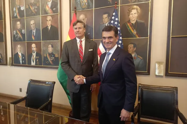 الرئيس البوليفي رودريغو باز (يمين) ونائب وزير الخارجية الأميركي كريستوفر لاندو (إ.ب.أ)