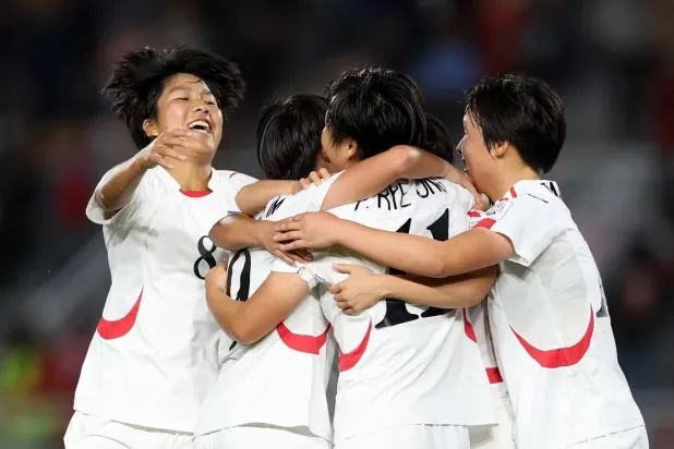 فرحة منتخب كوريا الشمالية بتحقيق اللقب (الاتحاد الدولي لكرة القدم).