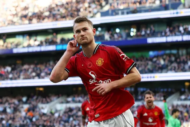 الهولندي ماتياس دي ليخت، مدافع مانشستر يونايتد (رويترز).