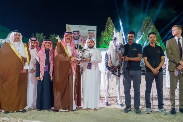 أمير منطقة حائل خلال تتويج الفائزين (الشرق الأوسط) 