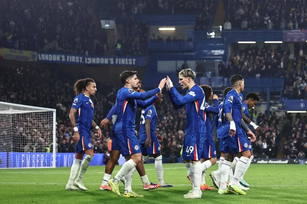 البرتغالي بيدرو نيتو لاعب تشيلسي يحتفل بتسجيل الهدف الثالث لفريقه (أ.ف.ب).