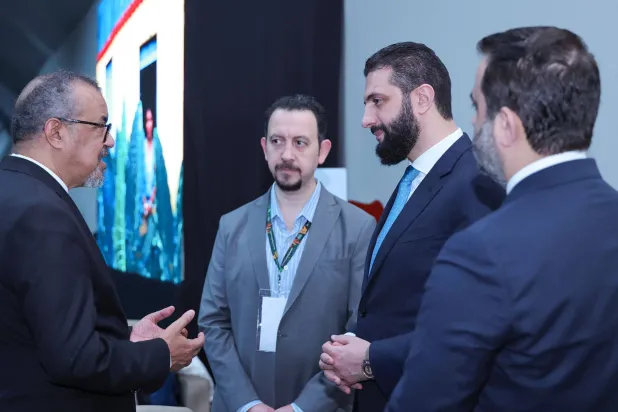 الرئيس أحمد الشرع مع المدير العام لمنظمة الصحة العالمية تيدروس أدهانوم غيبريسوس، على هامش أعمال قمة المناخ في البرازيل، بحضور وزير الخارجية أسعد الشيباني الجمعة (الرئاسة السورية)