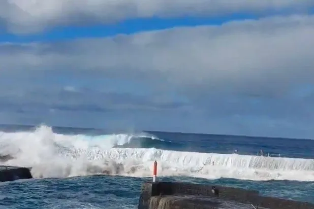 جانب من الأمواج العاتية التي ضربت جزيرة تينيريفي الإسبانية (الحساب الرسمي لراديو كناريا الراديو العام للأرخبيل عبر إكس)