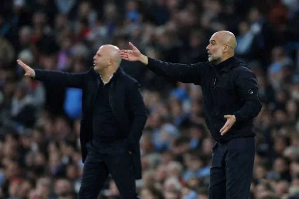 مدرب مانشستر سيتي بيب غوارديولا (يمين) ومدرب ليفربول آرني سلوت (رويترز)