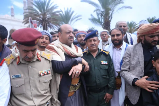 الحوثيون يواصلون حشد المسلحين القبليين لإظهار قوتهم (رويترز)