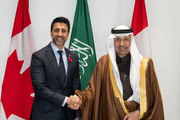 وزير الاستثمار السعودي خلال لقائه وزير التجارة الكندي (الشرق الأوسط)