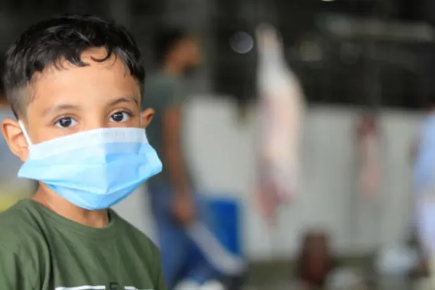 الأطفال الصغار أكثر عرضة للإصابة بالفيروسات ونشرها (رويترز)