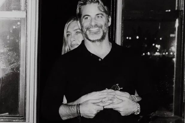 الممثلة جنيفر أنيستون وحبيبها الجديد جيم كورتيس (إنستغرام)
