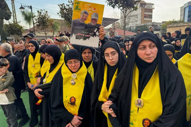 مناصرات لـ«حزب الله» يشاركن في تشييع عناصر في الحزب قُتلوا بغارة إسرائيلية في النبطية الاثنين الماضي (رويترز)