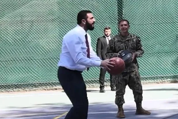 مقطع من فيديو كرة السلة بين الشرع وقائد القيادة المركزية الأميركية براد كوبر في العاصمة  السورية سبتمبر الماضي