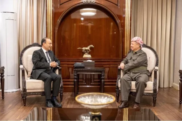 السياسي التركي الكردي عثمان بايدمير خلال لقائه مسعود بارزاني في أربيل (إعلام تركي)