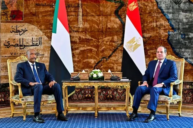 Mısır Cumhurbaşkanı Abdulfettah es-Sisi, geçen ay Sudan Egemenlik Konseyi Başkanı Orgeneral Abdulfettah el-Burhan ile bir araya geldi (Mısır Cumhurbaşkanlığı)