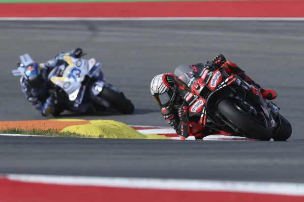 درّاج «أبريليا» الإيطالي ماركو بيتسيكي يفوز بسباق جائزة البرتغال (إ.ب.أ)