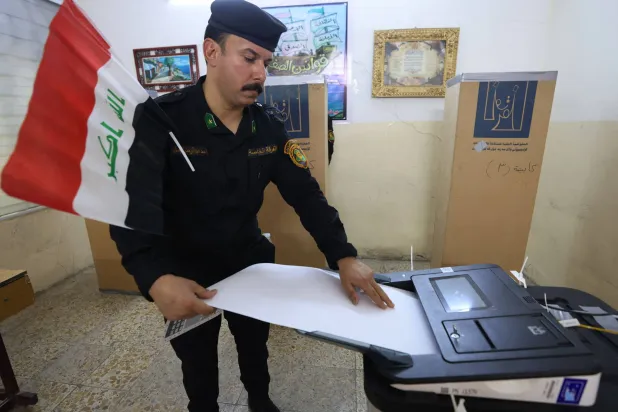 عنصر من الجيش العراقي يدلي بصوته في بغداد خلال التصويت الخاص اليوم (أ.ف.ب)