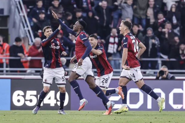 فرحة لاعبي بولونيا بالفوز على نابولي (إ.ب.أ)