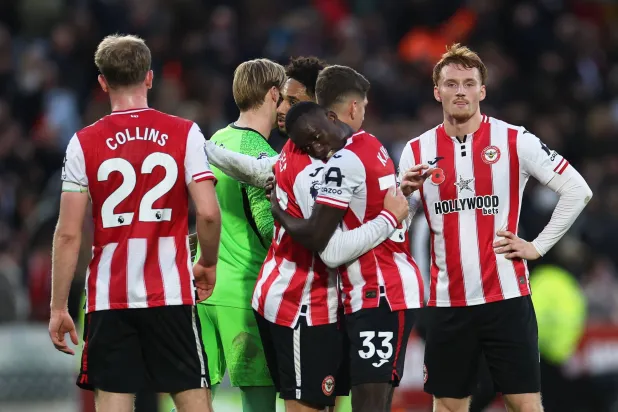 فرحة لاعبي برينتفورد بالفوز على نيوكاسل (رويترز)