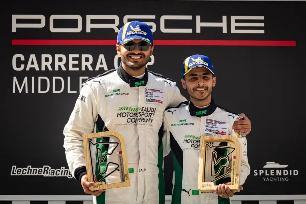 فريق السعودية للسباقات يتألق في «كأس بورشه كارييرا الشرق الأوسط» (الاتحاد السعودي للسيارات)
