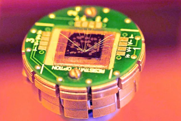 المادة الجديدة فائقة الرقة تدمج قوى مغناطيسية متعاكسة لتقليل استهلاك شرائح الذاكرة عشرة أضعاف (جامعة تشالمرز للتكنولوجيا)