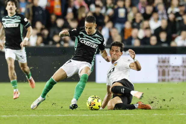 فالنسيا اكتفى بالتعادل مع ضيفه ريال بيتيس (إ.ب.أ) 