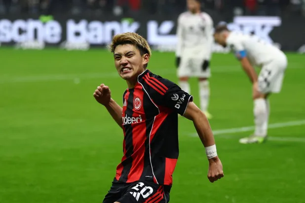 ريتسو دوان لاعب فرانكفورت يحتفل بهدف الفوز على ماينز (رويترز)