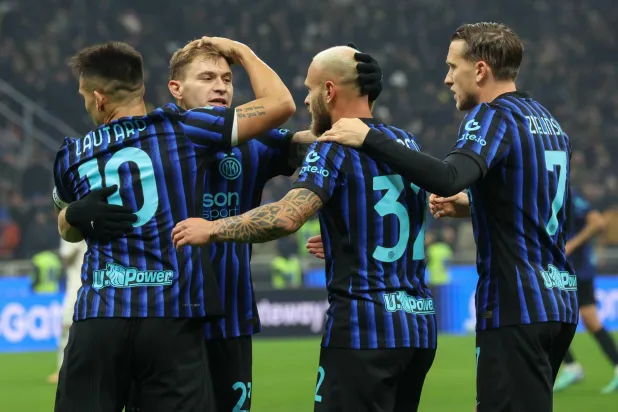 فرحة لاعبي إنتر ميلان بالفوز على لاتسيو (إ.ب.أ)