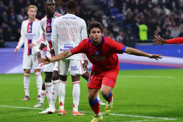 البرتغالي جواو نيفيز يحتفل بهدف الفوز القاتل على ليون (رويترز)