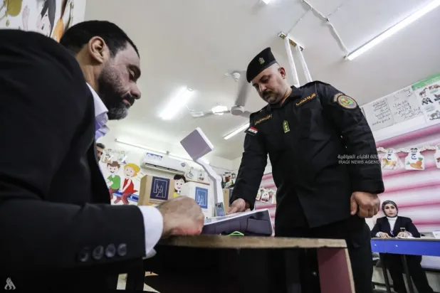 İçişleri Bakanlığı'ndan bir yetkili erken oylamada oyunu kullanıyor (Irak Haber Ajansı)