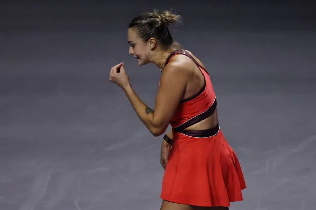 وضعت سابالينكا مضربها في الحقيبة وجلست في مقصورتها تبكي (رويترز)