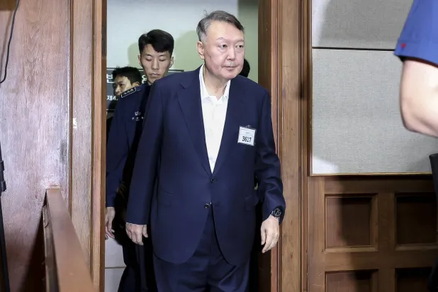 رئيس كوريا الجنوبية السابق يون سوك يول يدخل قاعة المحكمة في المحكمة المركزية بسيول في سبتمبر الماضي (إ.ب.أ)
