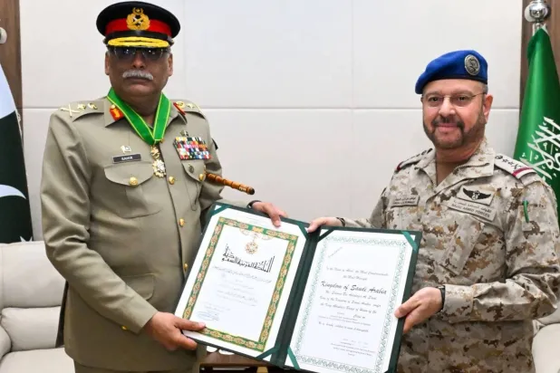 Chairman of the General Staff General Fayyad Al-Ruwaili and Pakistan's Chairman of the Joint Chiefs of Staff Committee General Sahir Shamshad during the ceremony on Saturday. (Saudi Defense Ministry)
