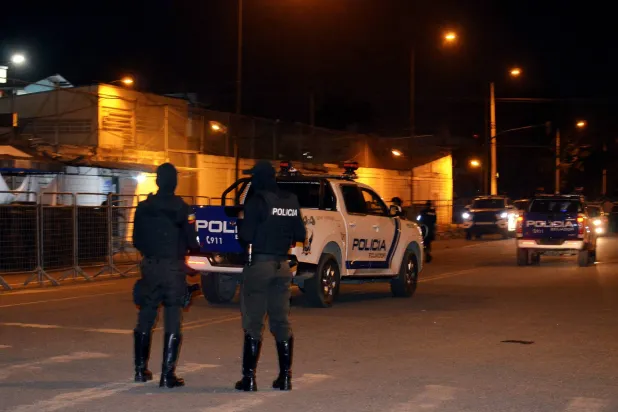 رجال الشرطة يقفون عند مدخل السجن بعد أعمال الشغب (أ.ف.ب)