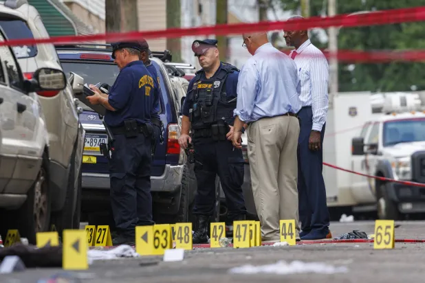 أفراد من الشرطة الأميركية خلال حادث إطلاق نار سابق (أرشيف- أ.ب)