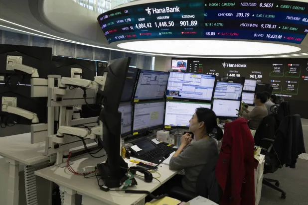 متداولون يعملون أمام شاشات في بنك هانا بسيول (إ.ب.أ)