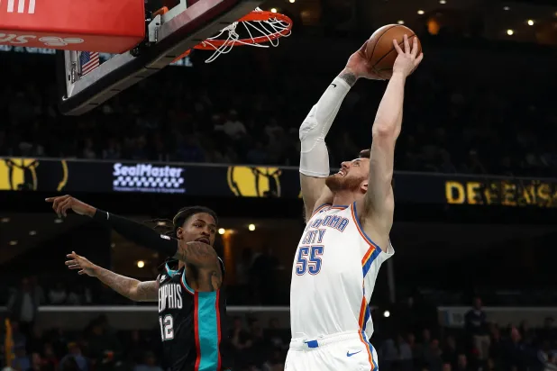 أوكلاهوما سيتي ثاندر حامل اللقب يهزم مُضيفه ممفيس غريزليز (أ.ف.ب)