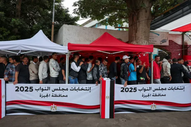 من أمام مقر لجنة انتخابية بمحافظة الجيزة المصرية (رويترز)