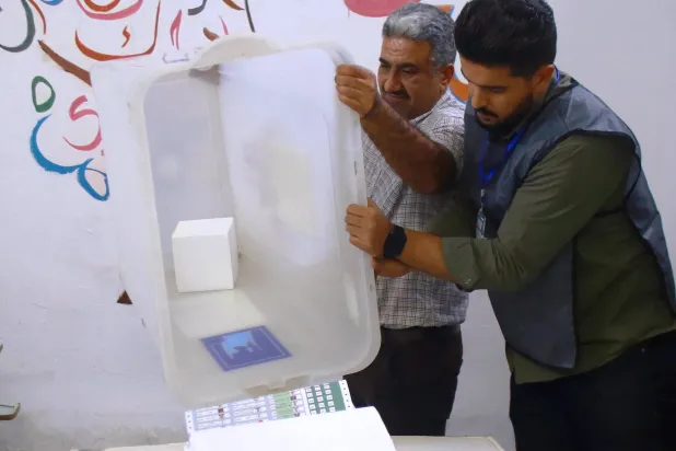 موظفون من «مفوضية الانتخابات» العراقية يفرزون أوراق الاقتراع بعد يوم التصويت الخاص في الانتخابات البرلمانية ببغداد (إ.ب.أ)