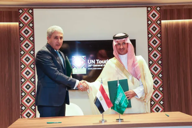 وزير السياحة المصري مع نظيره السعودي بعد توقيع الاتفاقية في الرياض (وزارة السياحة المصرية)