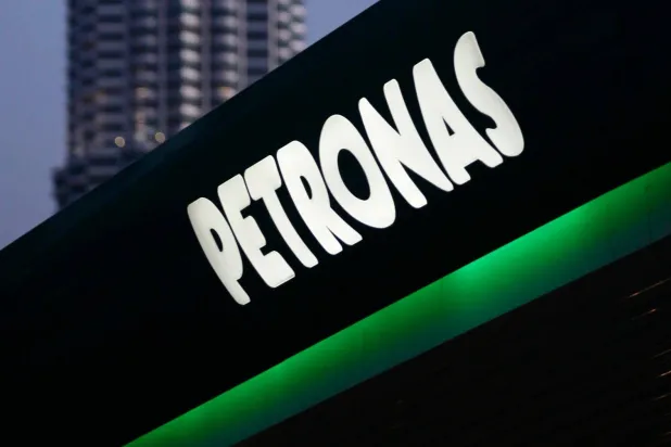 شعار شركة «بتروناس» الماليزية (رويترز)
