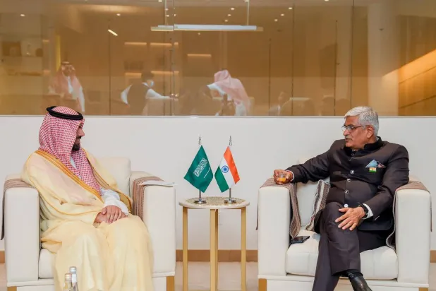 خلال اللقاء بين وزير الثقافة السعودي الأمير بدر بن عبد الله بن فرحان والوزير الهندي (إكس)