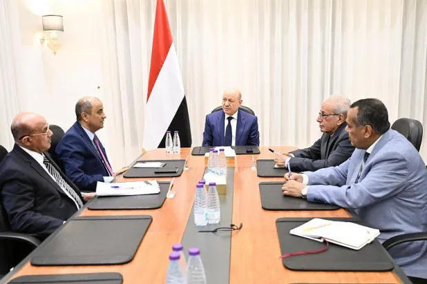 العليمي مجتمعاً مع رئيس الحكومة بن بريك ومحافظ البنك المركزي أحمد غالب (سبأ)