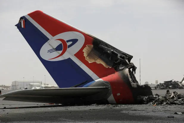 بقایای هواپیمای یمنی در فرودگاه صنعا در پی حملات اسرائیل (آرشیوی - رویترز)