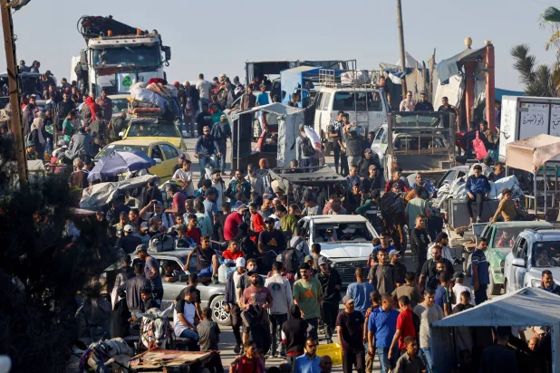 غزيون تهجروا إلى مخيمات النزوح في جنوب قطاع غزة يعودون إلى ديارهم بشماله يوم 11 أكتوبر 2025 (رويترز)