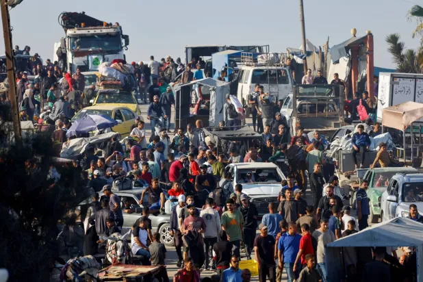 Gazze Şeridi'nin güneyindeki mülteci kamplarına kaçmak zorunda kalan Gazze sakinleri, kuzeydeki evlerine geri dönüyor, 11 Ekim 2025. (Reuters)