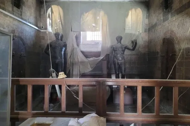الغارات الإسرائيلية خلفت دماراً واسعاً في المتحف الرئيسي باليمن (إعلام محلي)