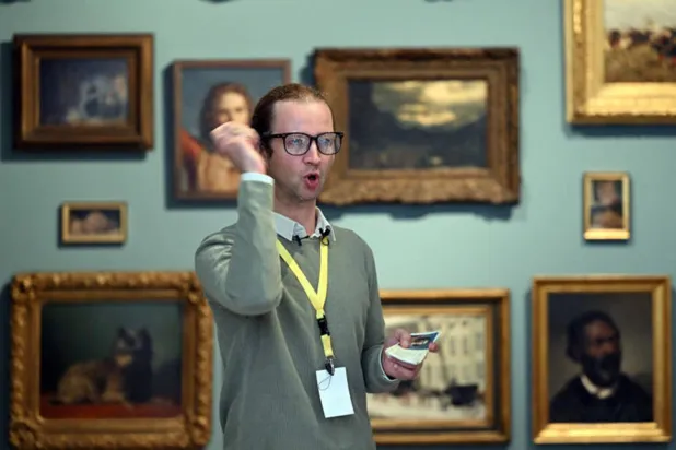 المرشد المتجهم يستاء من الزوار وجهلهم (د.ب.أ)